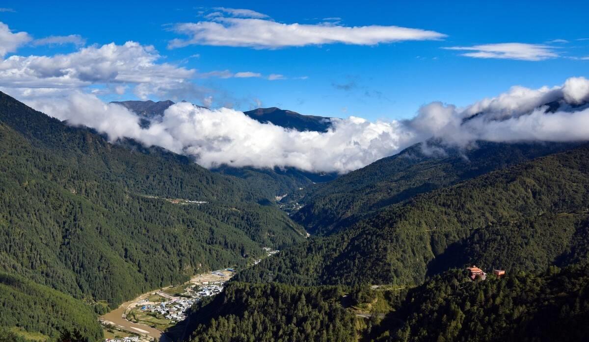 亚东县:藏在西藏深处的"小江南" 亚东县,位于西藏南部的隐秘瑰宝,距离