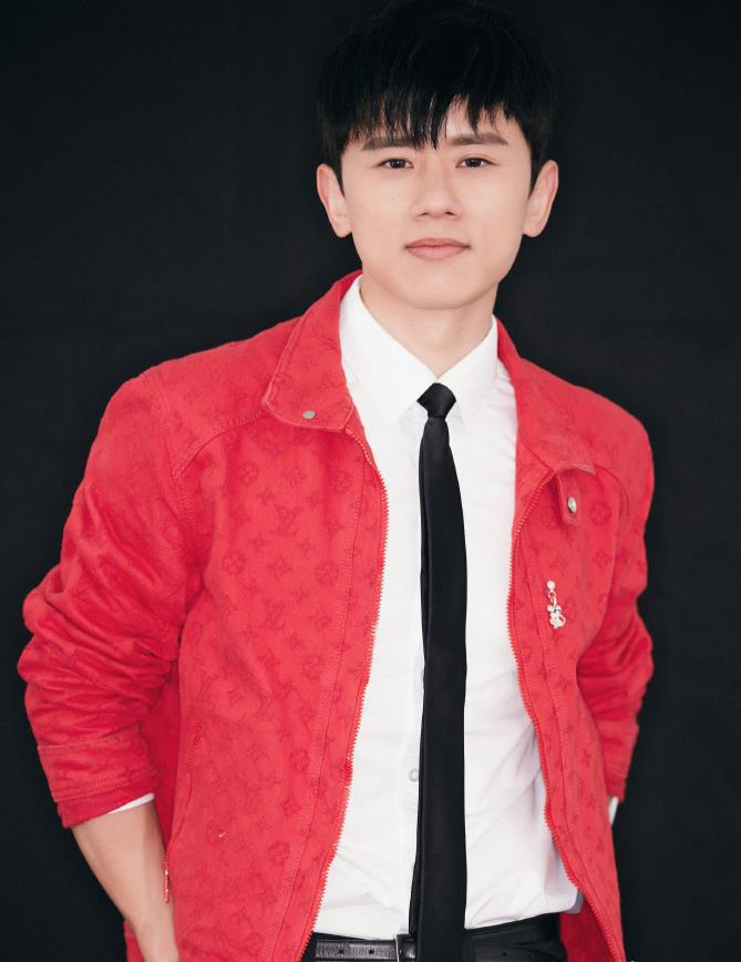 张杰跨年夜演唱会:5小时的激情与"加班"的疲惫 在娱乐圈,张杰以他卓越