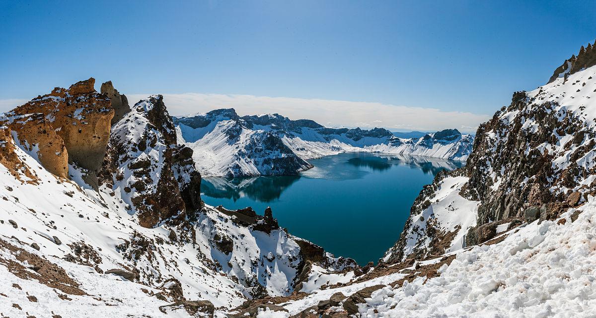 长白山:冰雪王国的仙境之美 长白山,位于吉林省延边朝鲜族自治州,是