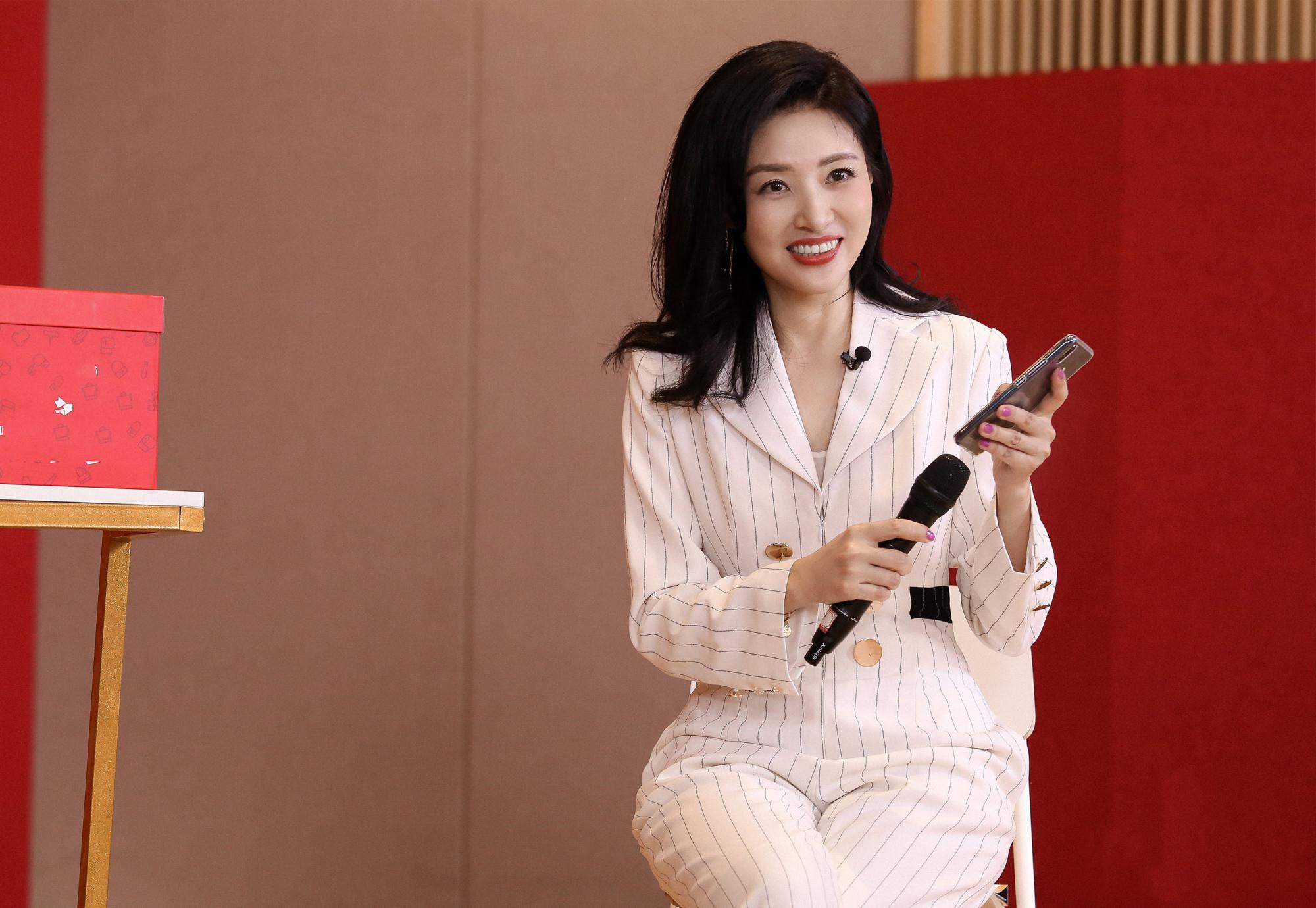 在董卿事业如日中天之时,周涛却选择离开央视,转战商界.