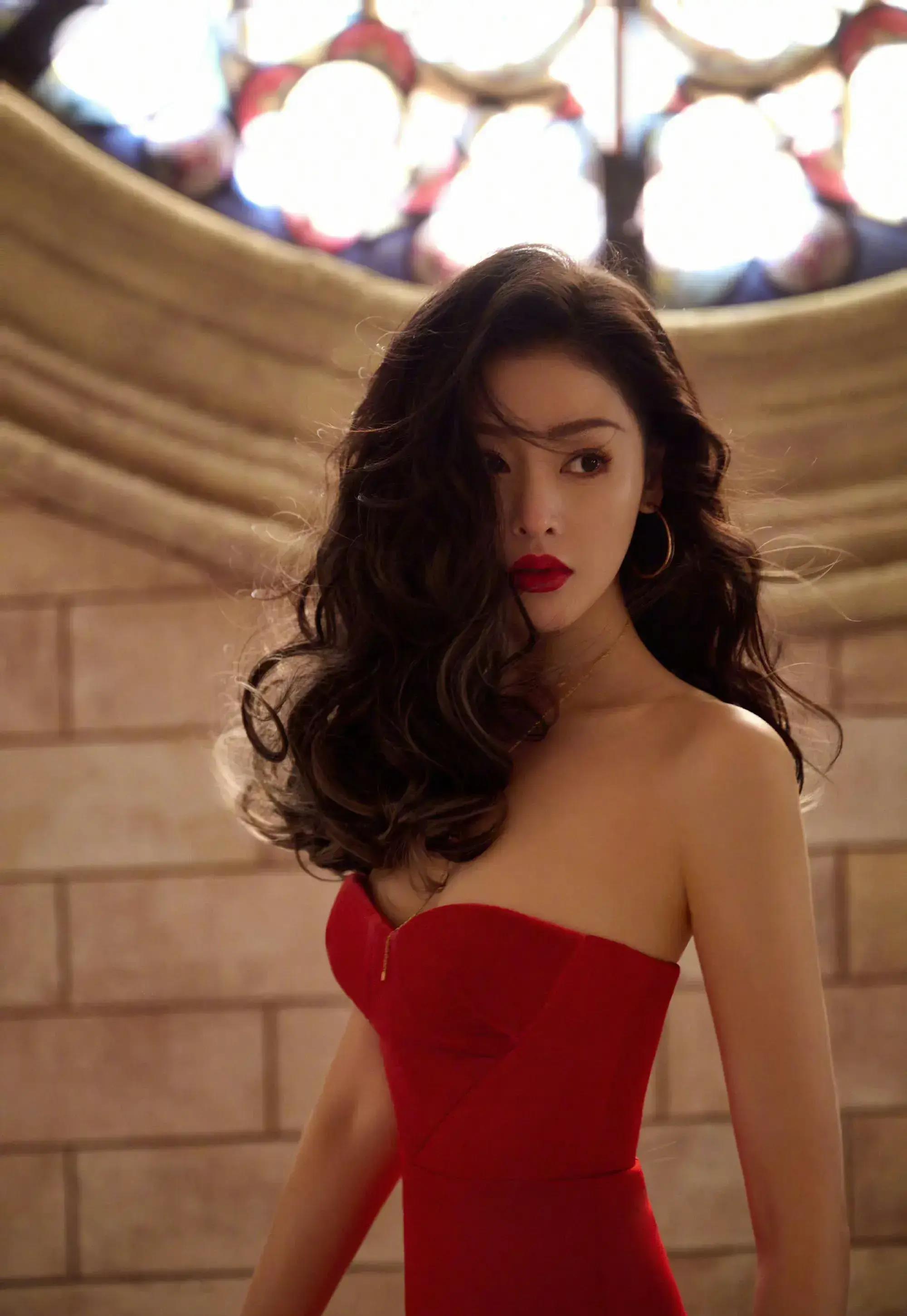 张天爱:微博视界大会上的气质非凡 张天爱以一袭红衣的独特风采在微博