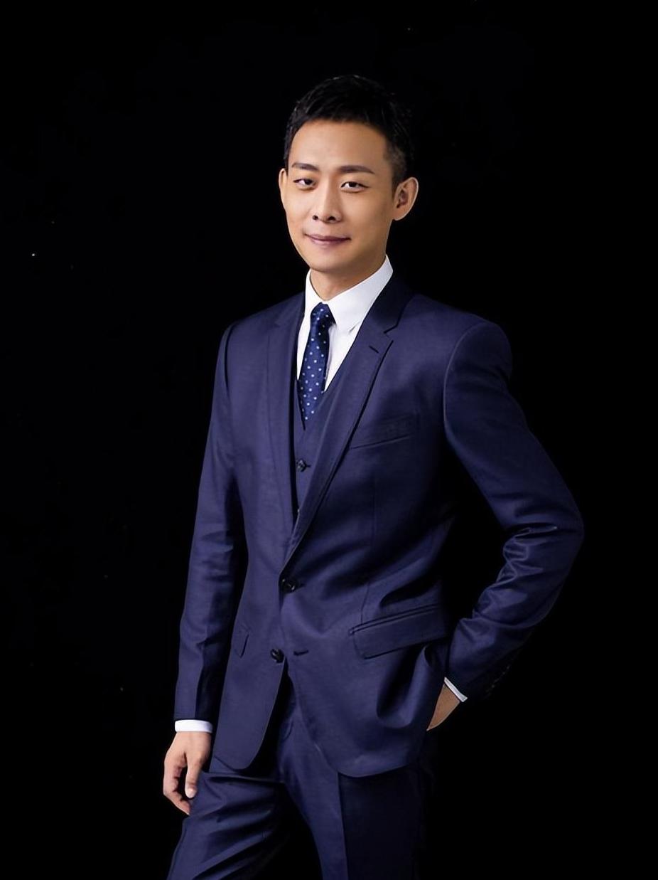 张译回老家探亲,家庭温暖展现 张译回老家探亲,与父母一同回乡重温