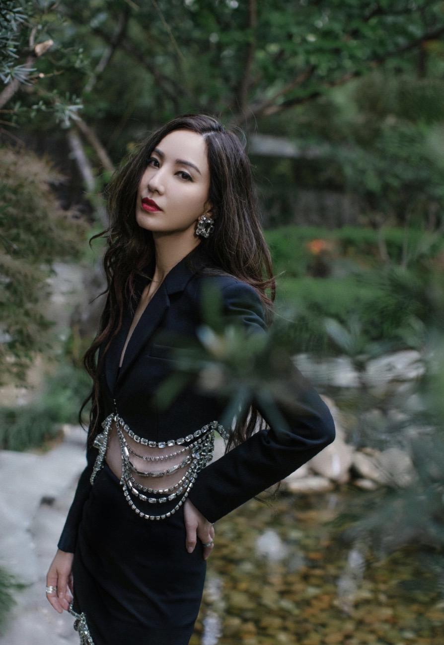 郑希怡:从《浪姐》舞台到魅力四溢的性感女神 香港歌星郑希怡在最近的