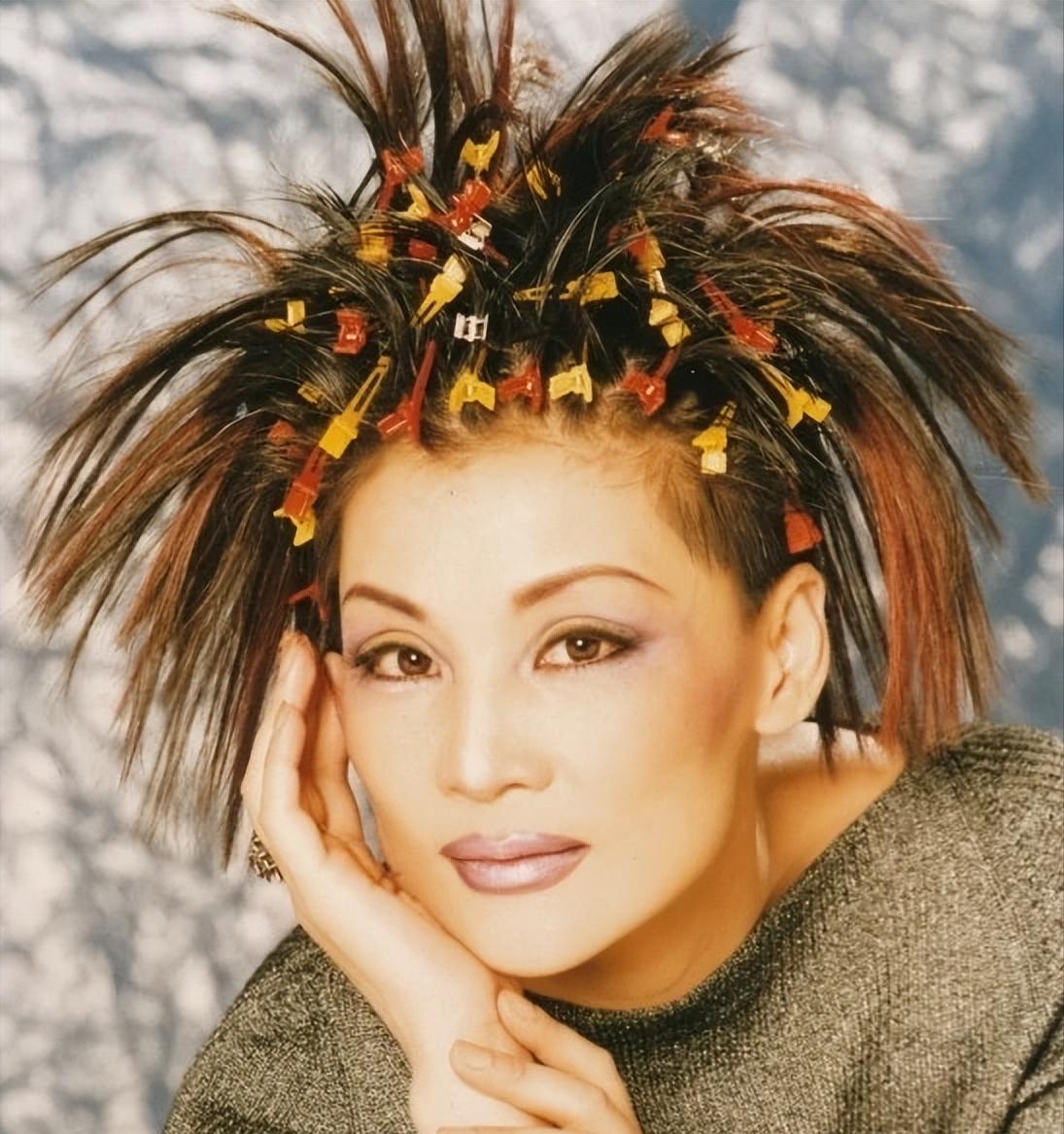 范琳琳:军旅歌手的坎坷人生与坚强 范琳琳,军旅歌手,曾以嘹亮高昂的"