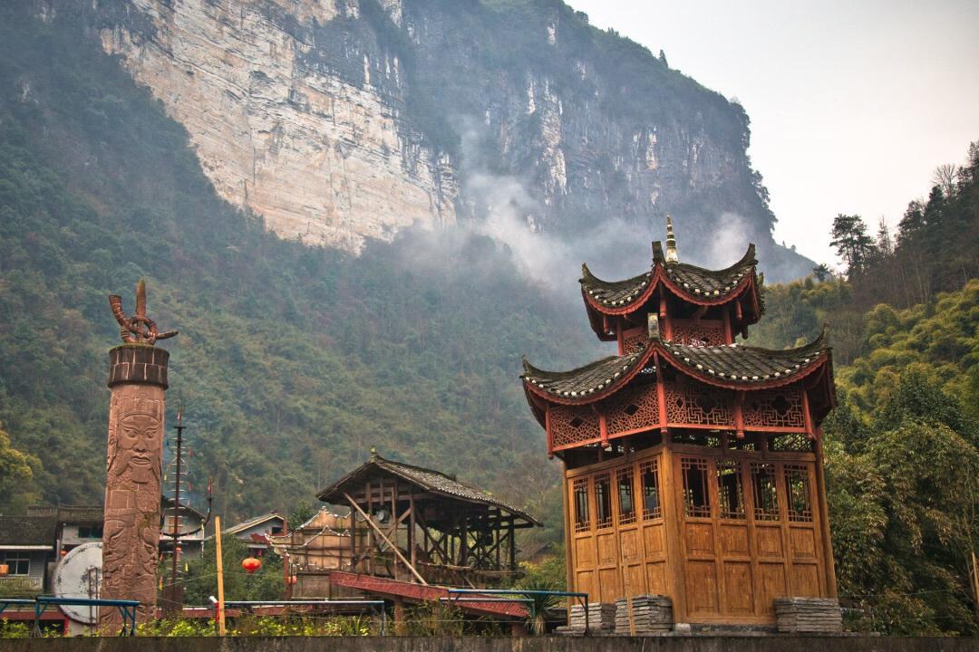 德夯苗寨:探索台湾的心脏地带 德夯苗寨位于台湾的心脏地带,融合了