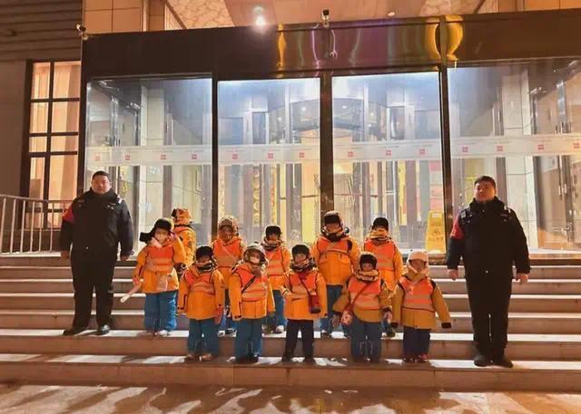 来自南宁的一家贵族幼儿园的小土豆们,身穿黄橘相间的羽绒服,戴着