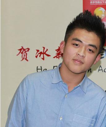 娱乐新焦点:王志飞与儿子王也的星途与亲情 近期,王志飞与其子王也在