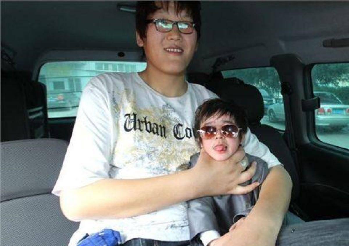 巨人张欢:身高38米的篮球传奇与情场坎坷 在中国山东枣庄,有一位身高