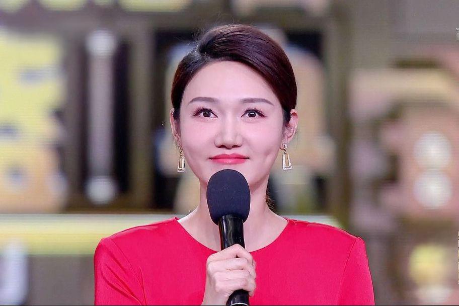 龙洋:主持人大赛最年轻专业评审 龙洋,央视主持人,进央视8年,成为主持