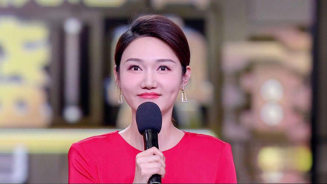 年轻有为的专业评审 龙洋,年仅34岁,已成为央视主持人大赛的专业评审