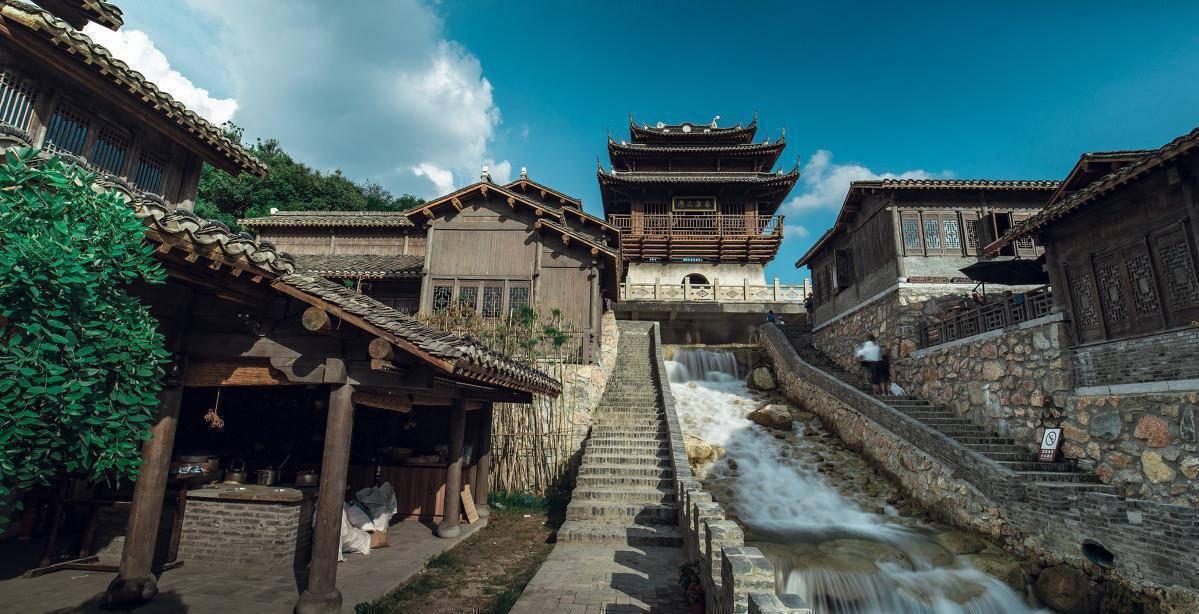 隆昌寺:佛教文化的重要载体 隆昌寺,这座坐落在江苏句容市宝华山上的