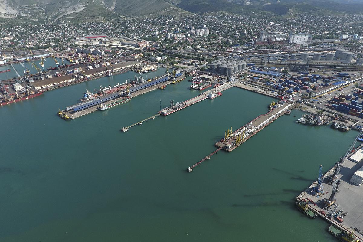 洋山港:中国深水港的辉煌与挑战 在历时18年的建设中,上海洋山港作为