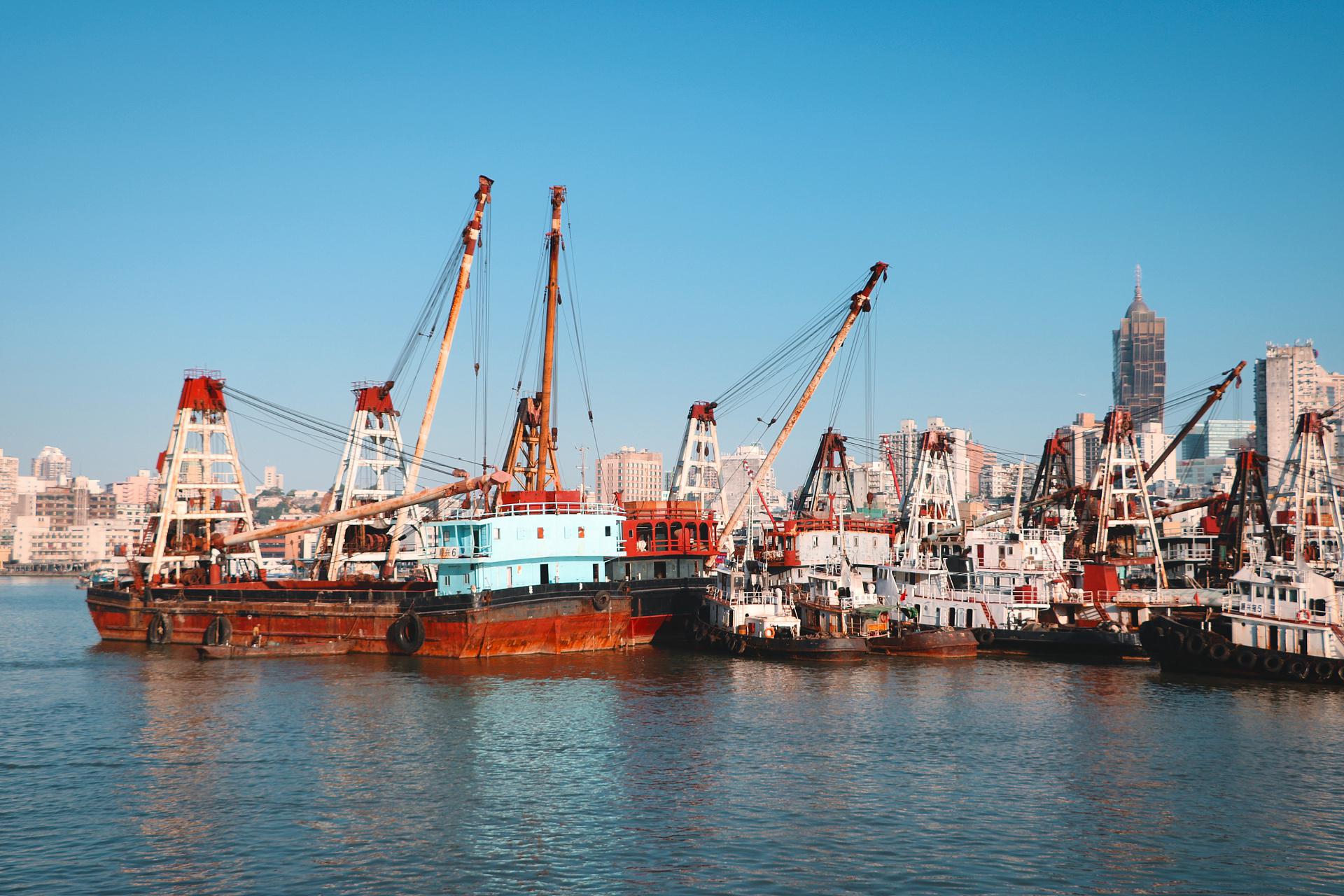 洋山港:中国深水港的辉煌与挑战 在历时18年的建设中,上海洋山港作为