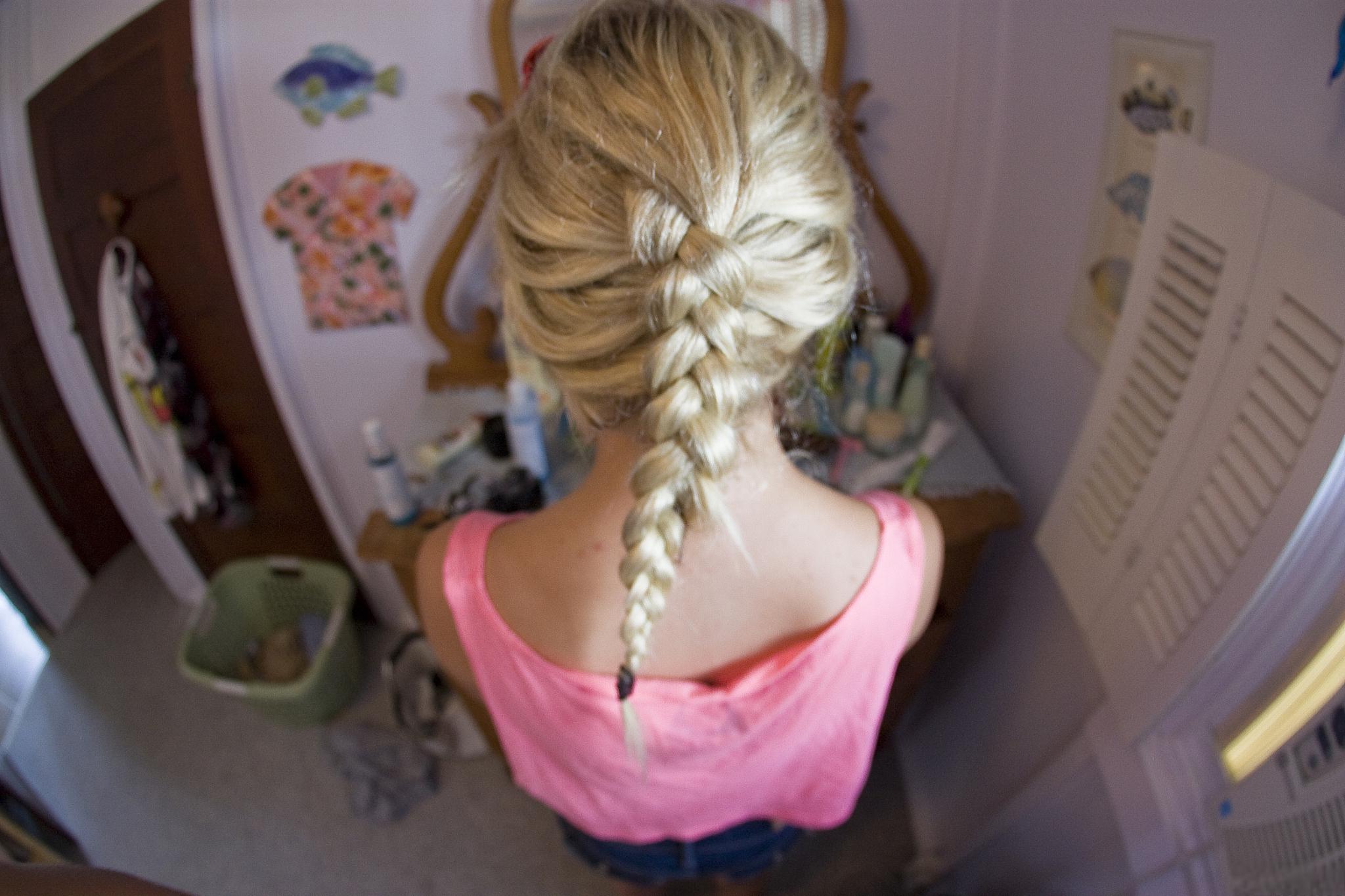 儿童鱼骨辫:充满童趣的发型 儿童鱼骨辫是一款充满童趣的发型,尤其