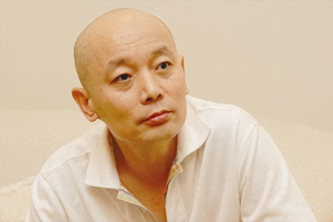 葛优:无儿无女,却用演技书写人生传奇 葛优,这个名字几乎成为了中国