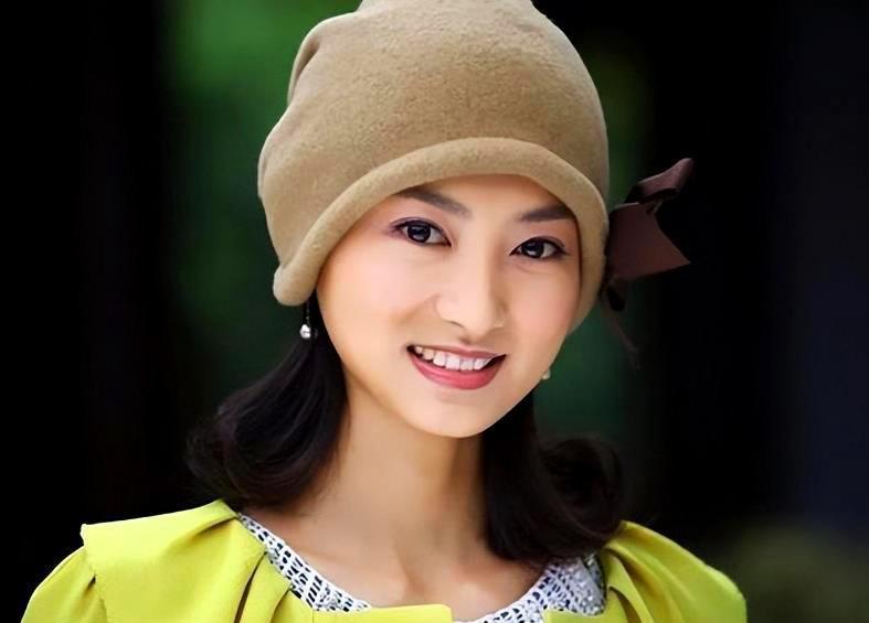 斓曦:从18线到坚韧不拔的演员之路 斓曦,这位端庄大气的女演员,曾因