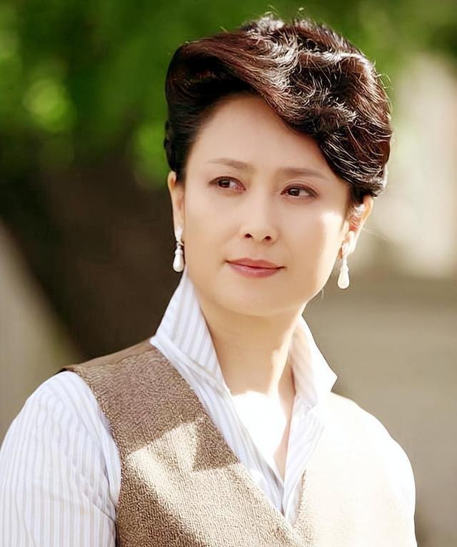 左翎:演艺界的女神与家庭生活的贤妻 左翎,这个名字对于许多观众来说