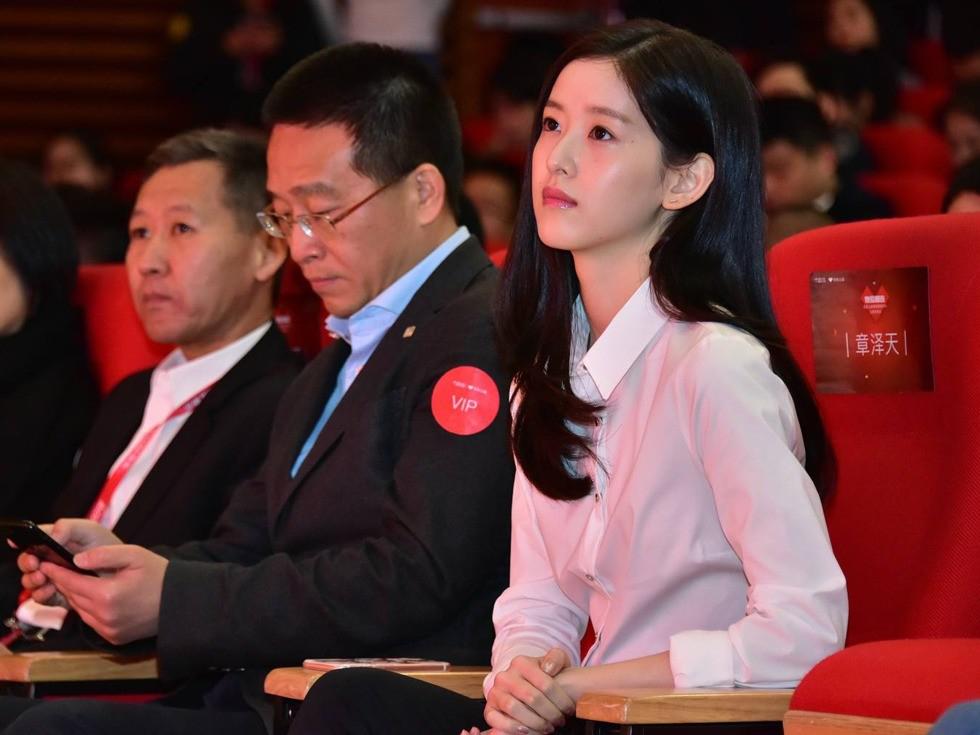 奶茶妹妹章泽天:从清华才女到600亿女富豪# 章泽天,一个清华才女,因