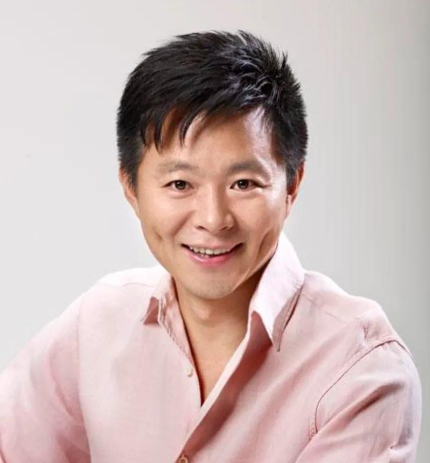 歌唱家王宏伟:坚持与爱情 这是一则关于音乐,爱情和坚持的故事,一个