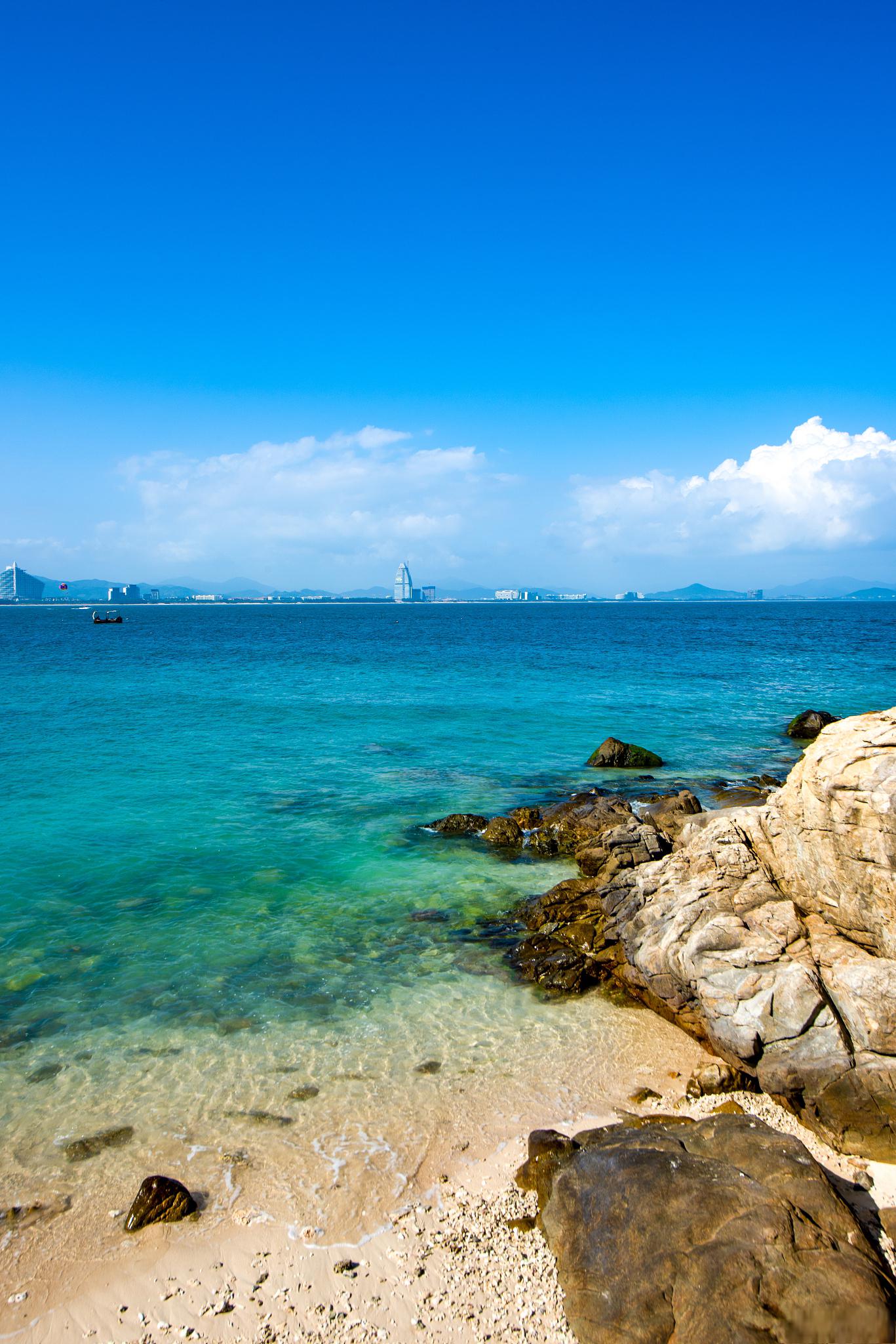 海南陵水,位于海南岛的东南部,是一处充满热带风情和自然美景的旅游