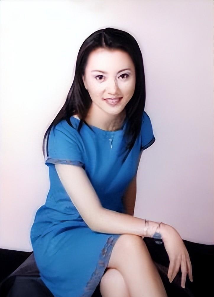 梦桐:事业与家庭的完美平衡 梦桐,这位央视国际频道的知名主持人,以其