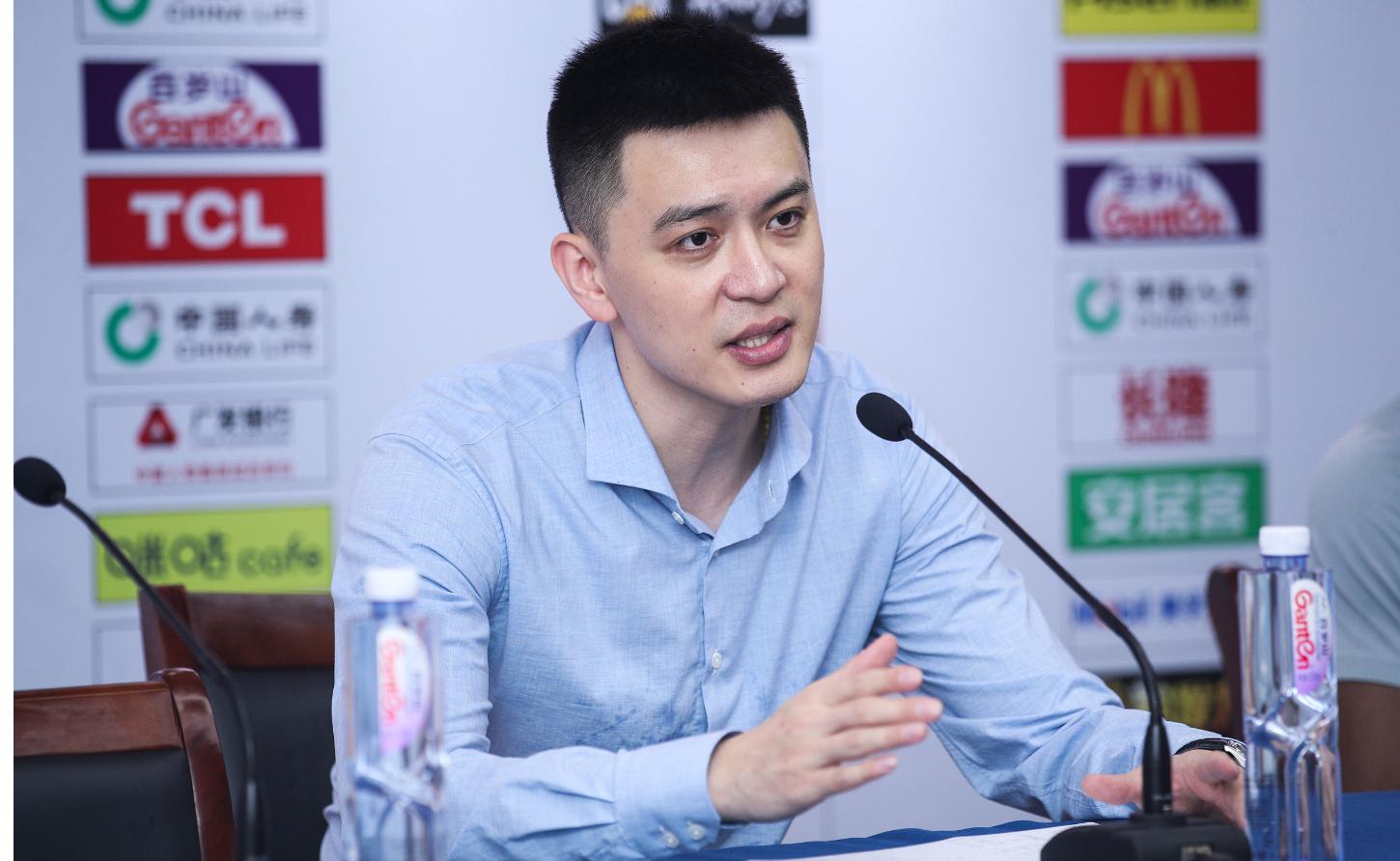 杨鸣:从低谷到华丽升级 杨鸣,曾被誉为cba第一帅的男人,离婚风波让他