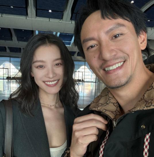 张震和倪妮机场偶遇,同框自拍引发粉丝热议 前段时间,张震和倪妮在