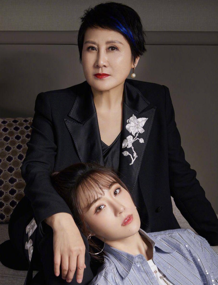 张可盈的姓氏之谜 张可盈是著名演员张凯丽的女儿,但她的姓氏并未跟随