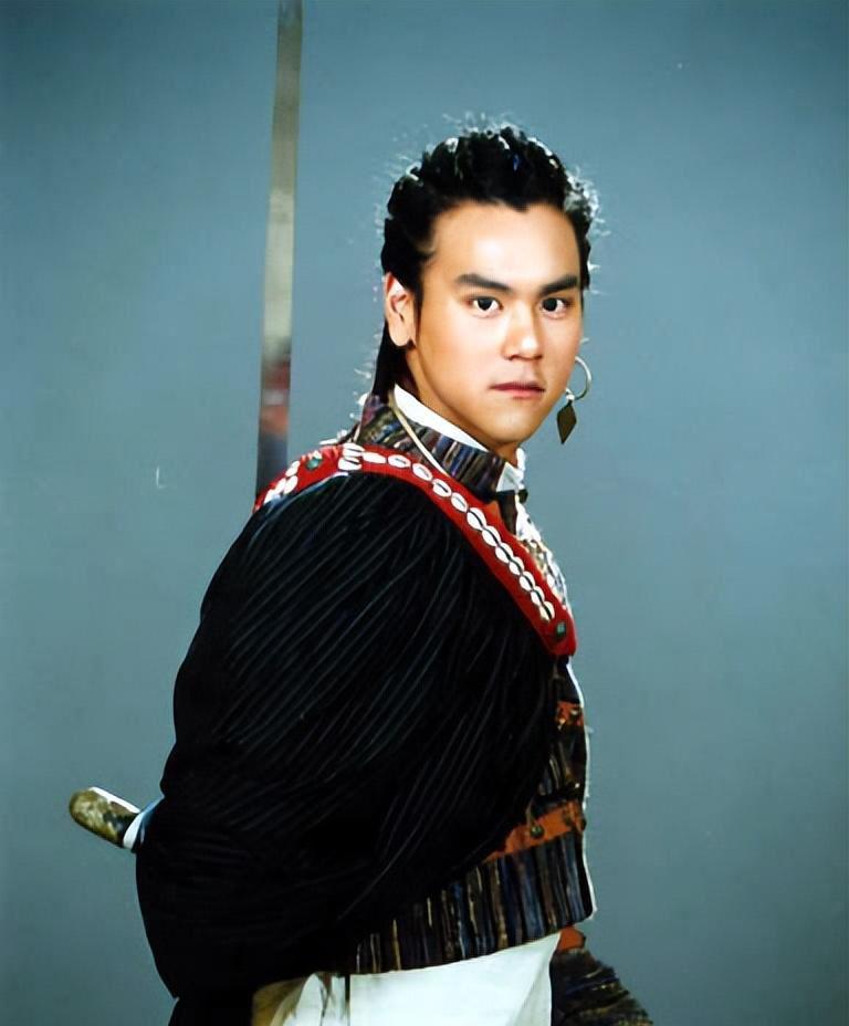 彭于晏:事业有成的单身贵族,父母离异的阴影仍未消散 彭于晏,这位41岁