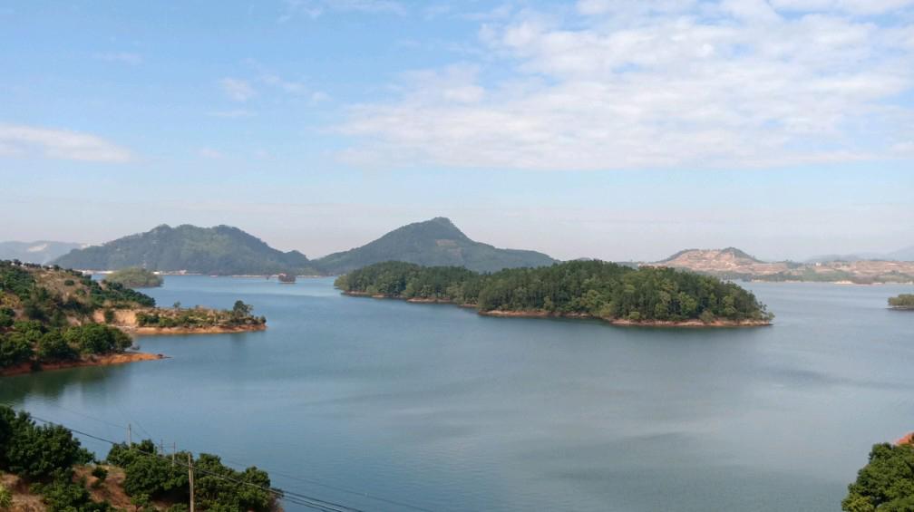高州水库:一份宜嗔宜喜的心境 高州水库,一处令人心旷神怡的美景,驱车