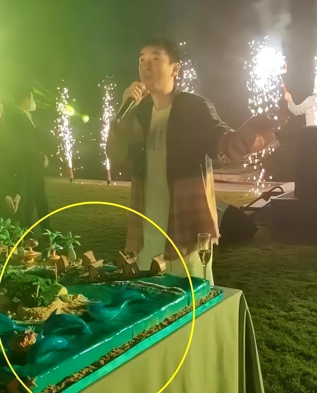王思聪生日派对:奢华游艇,特制蛋糕 王思聪的生日派对总是高调奢华