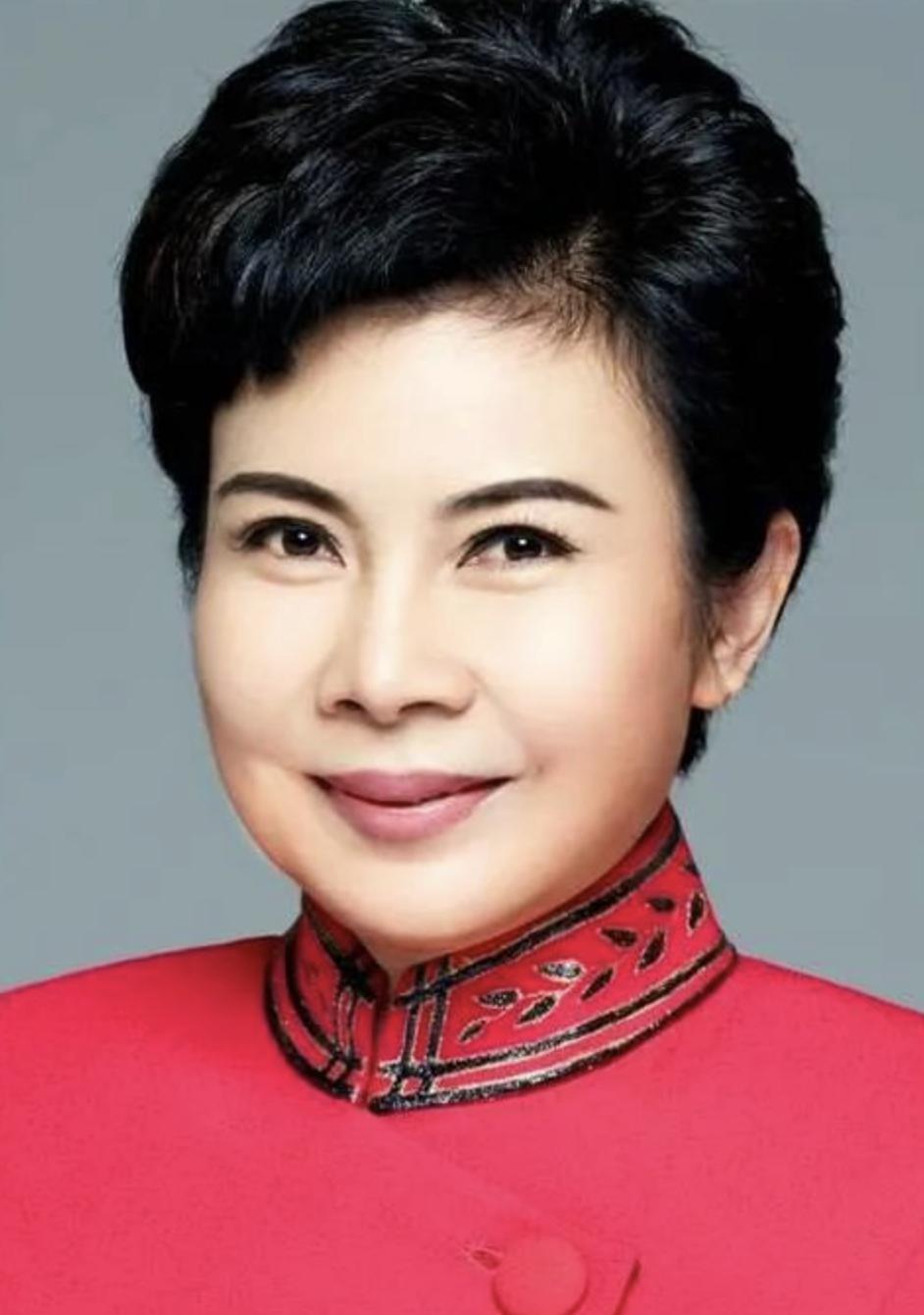 阚丽君:璀璨星光的舞台传奇与未完的婚姻之谜 在央视春晚的舞台上,她