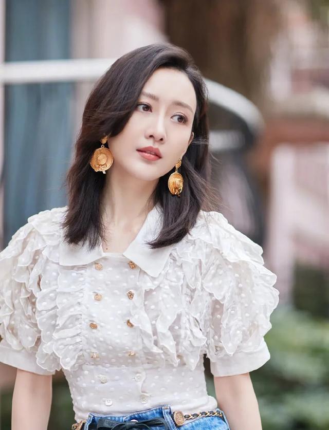 王鸥:四十岁女人的时尚魅力与内在力量 在娱乐圈和时尚界游刃有余的