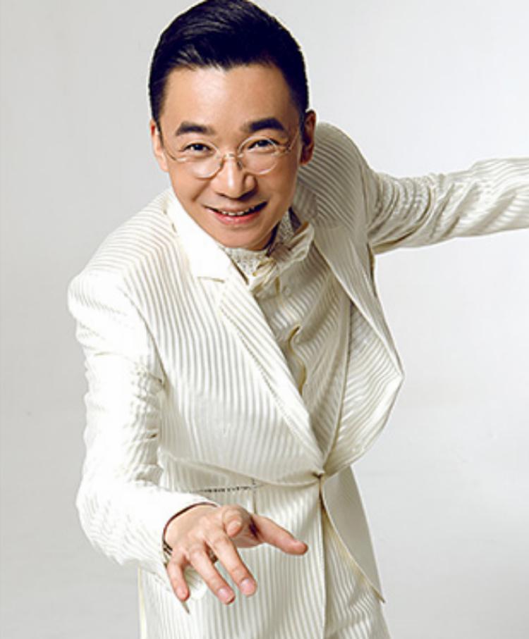 央视主持人高博:事业爱情双丰收,一家三口其乐融融 高博,这个名字对于