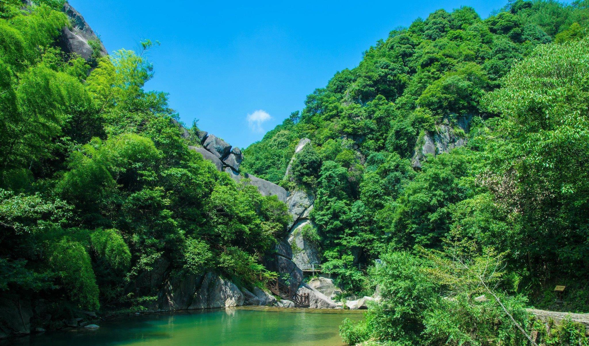 天台山石梁飞瀑景区:人间仙境 天台山,浙江的璀璨明珠,位列中国十大