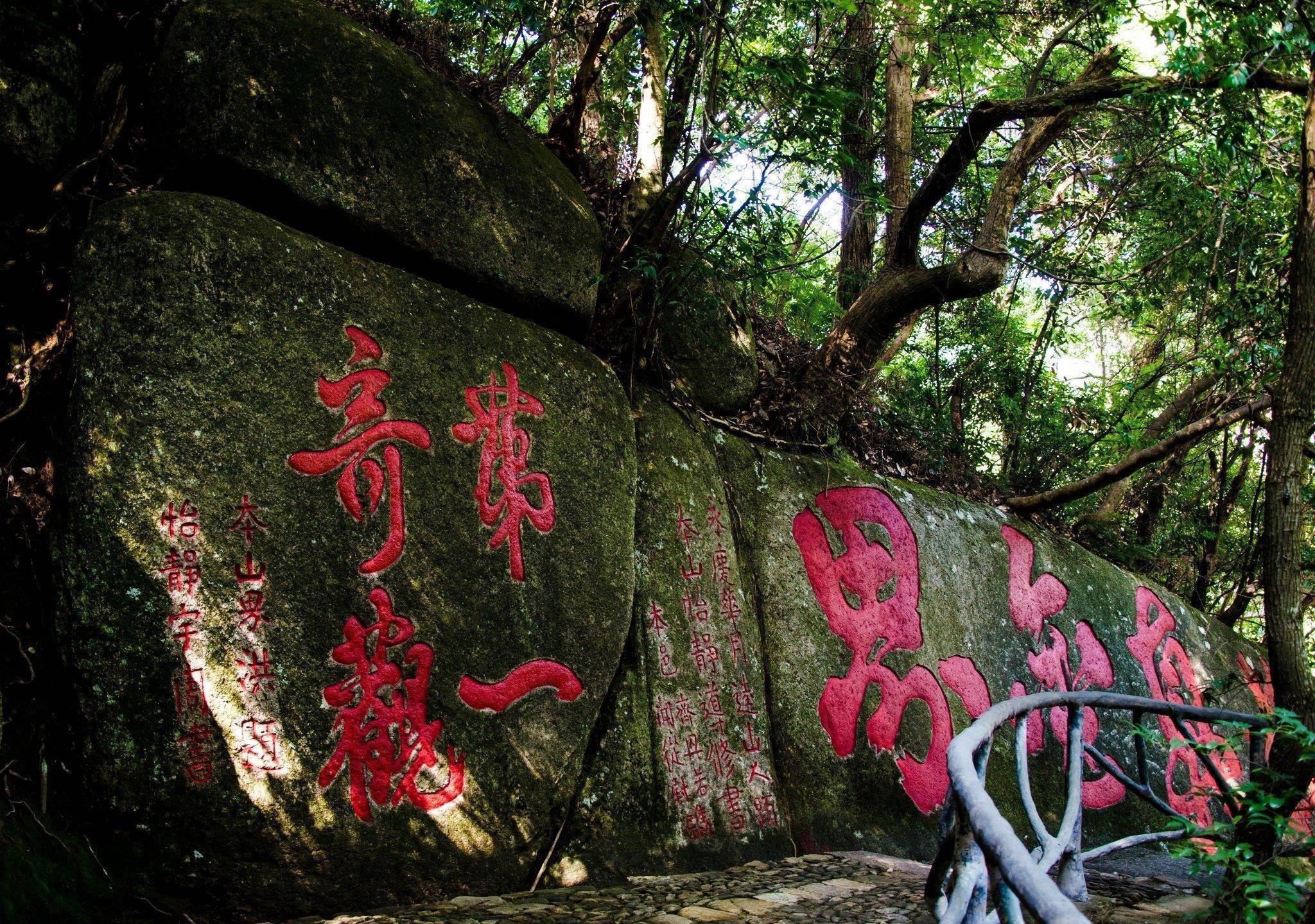 天台山石梁飞瀑景区:人间仙境 天台山,浙江的璀璨明珠,位列中国十大