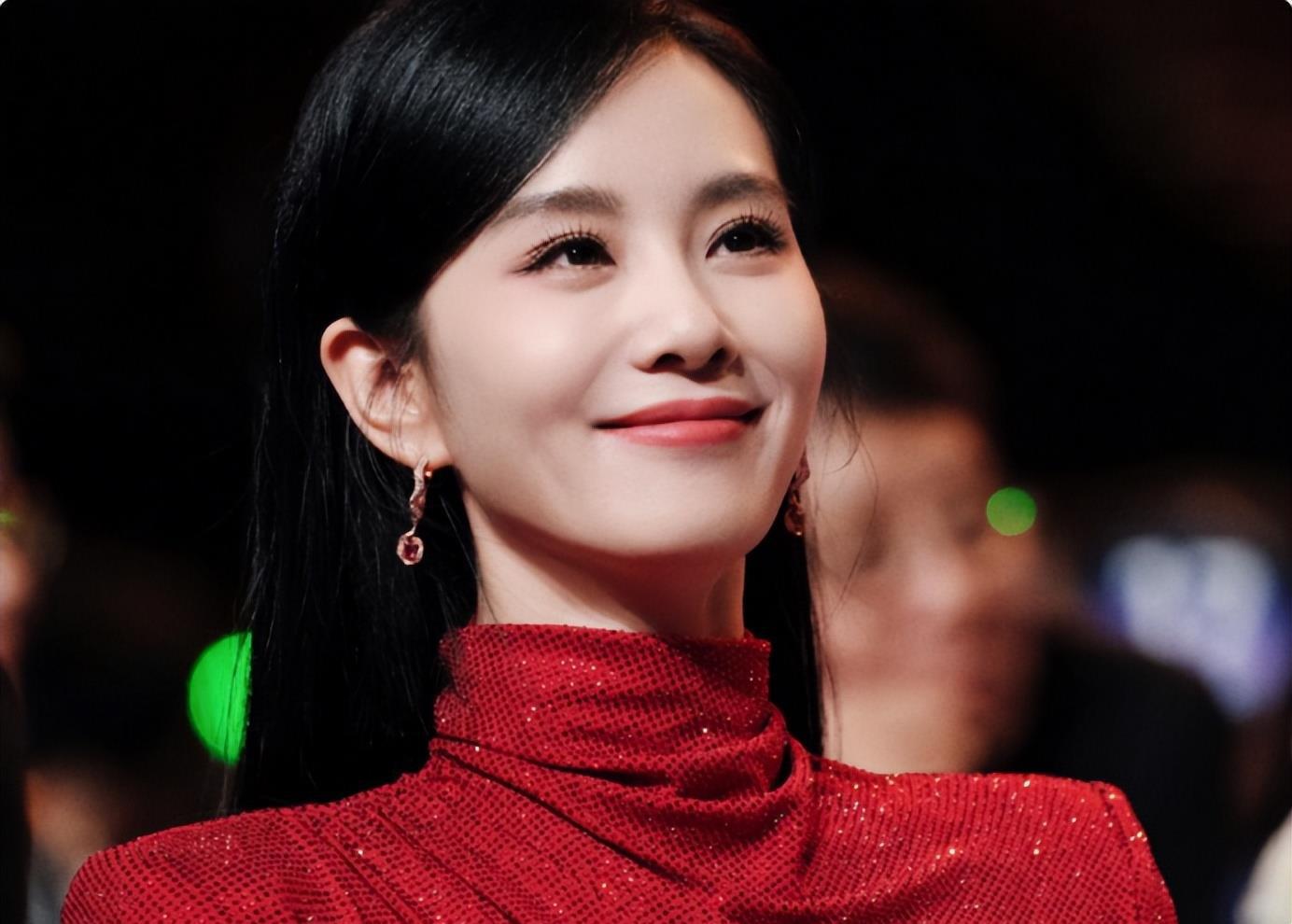 36岁刘诗诗好美啊! 36岁的刘诗诗身材苗条,风情万种,水蛇腰实在撩人!