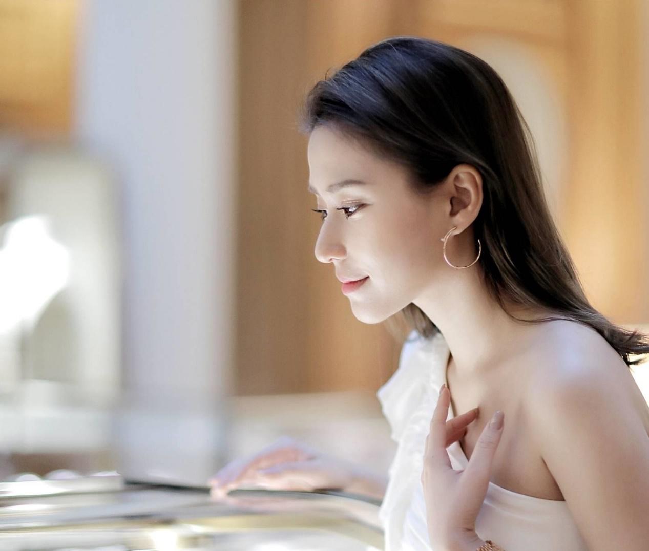 何超莲:豪门千金的新道路 何超莲,一位出身于娱乐圈和财富世家的女性