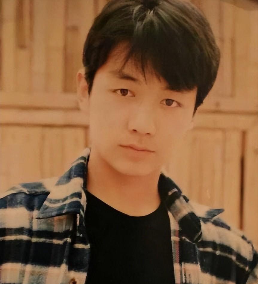 邢佳栋:黑土无言中的儒雅阴狠黑老大 邢佳栋在新剧《黑土无言》中饰演