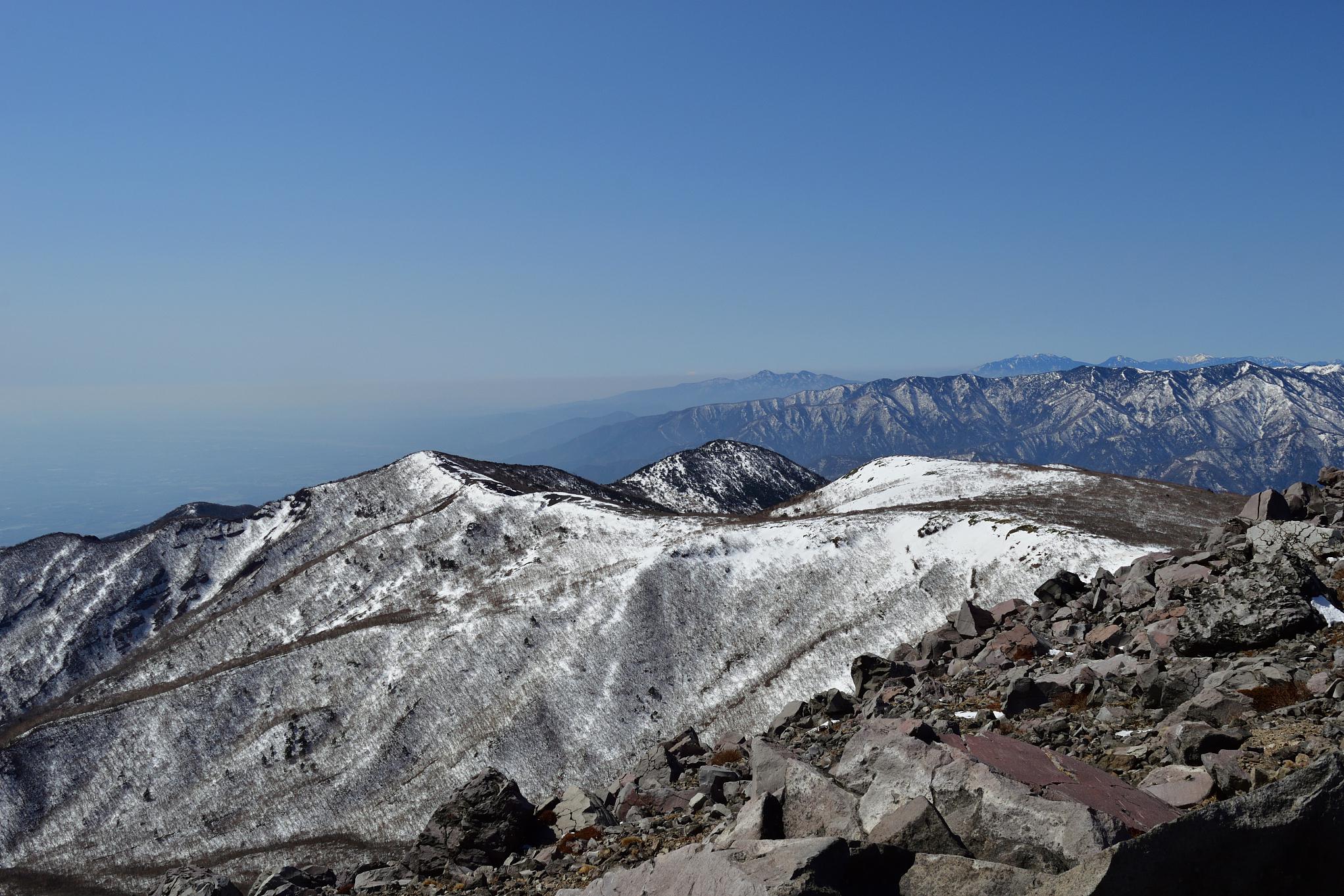 太白山:华夏第一高峰 太白山,秦岭之巅,海拔3767米,傲视群山,被誉为"
