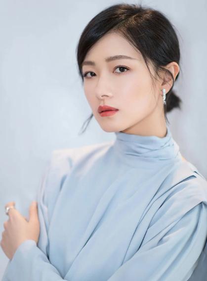 万茜:娱乐圈的真国民女神 万茜,37岁,以其甜美的笑容和绝世美貌征服了