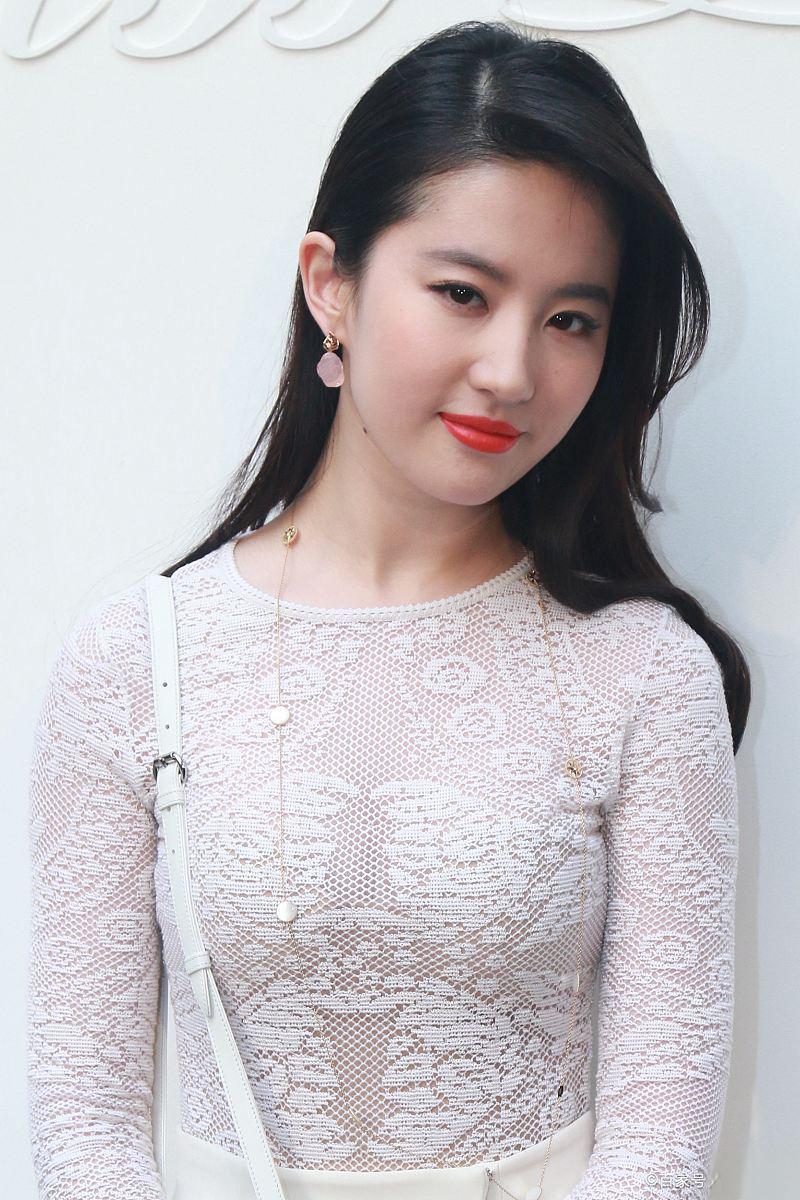 刘亦菲红毯形象的演变 刘亦菲在澳门国际电影节上的形象转变,挑战了