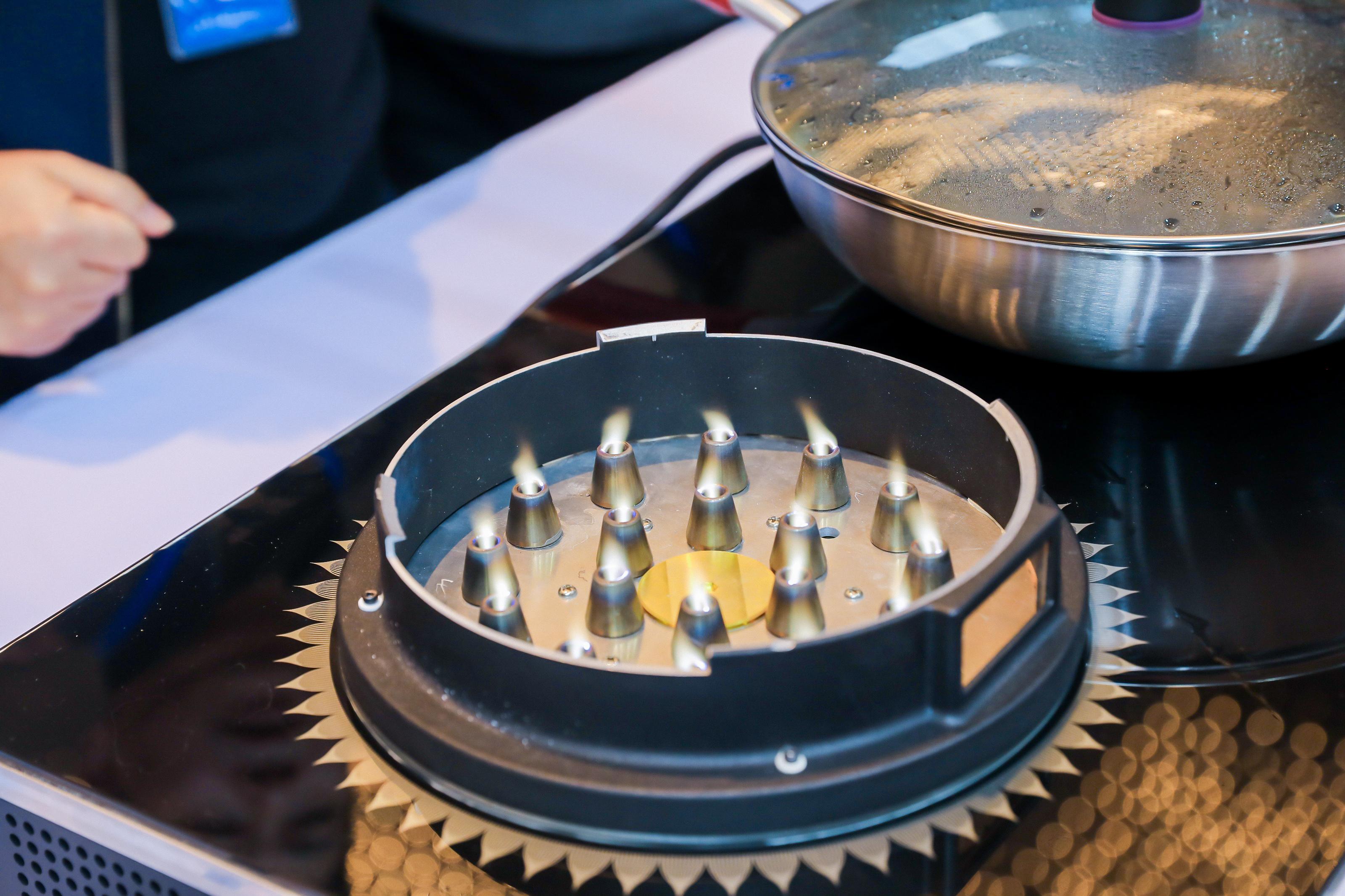 华火电燃灶:新能源时代的代表 华火电燃灶,一种全新的电生明火灶具