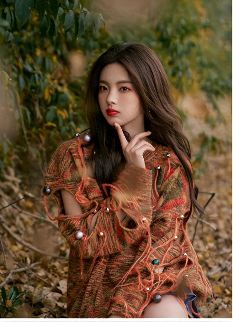 杨超越最新美照曝光,展现优美身材与大长腿,散发独立且独特的魅力