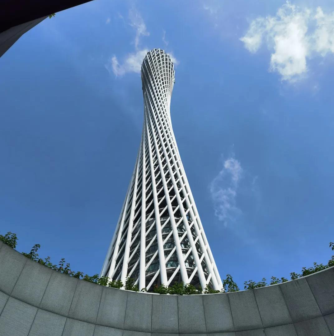 广州塔:云端之上的城市奇观 广州塔,一座高达600米的自立式电视塔,是