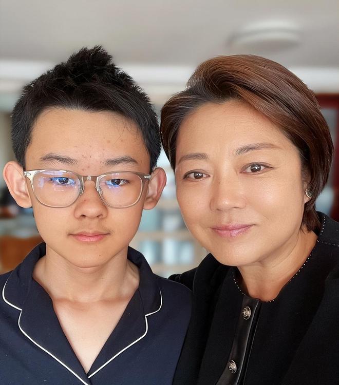 王茜华为儿子庆生:演艺界母亲的责任与爱 王茜华,知名女演员,以其乡村