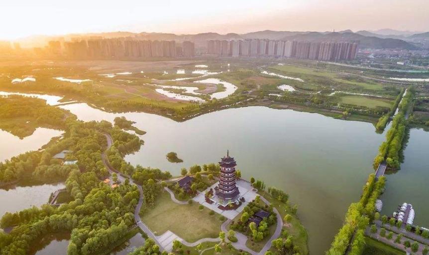 湖南旅游胜地:长沙洋湖湿地 湖南,一个充满活力的旅游胜地,吸引了无数