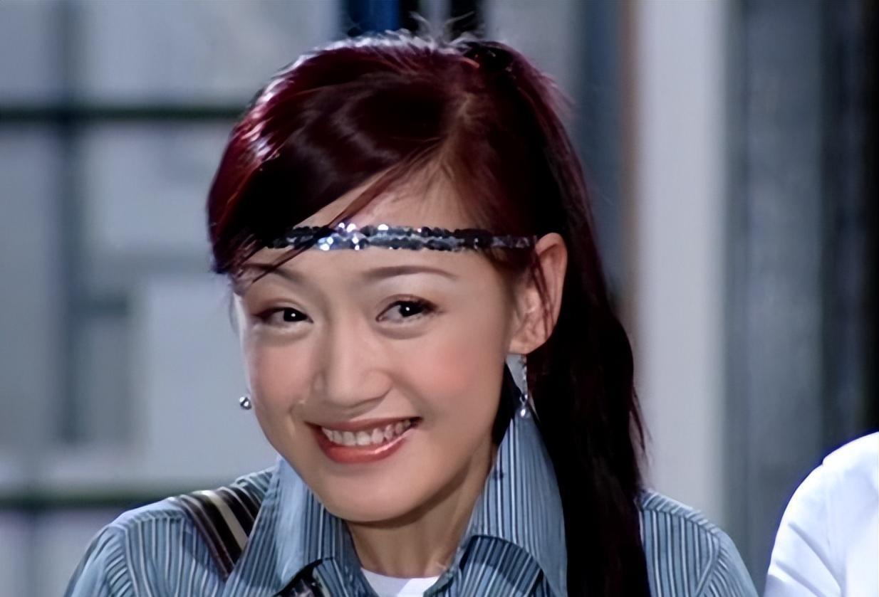 薛佳凝:演艺生涯的起起落落与佛门的归宿 薛佳凝,曾是《粉红女郎》中
