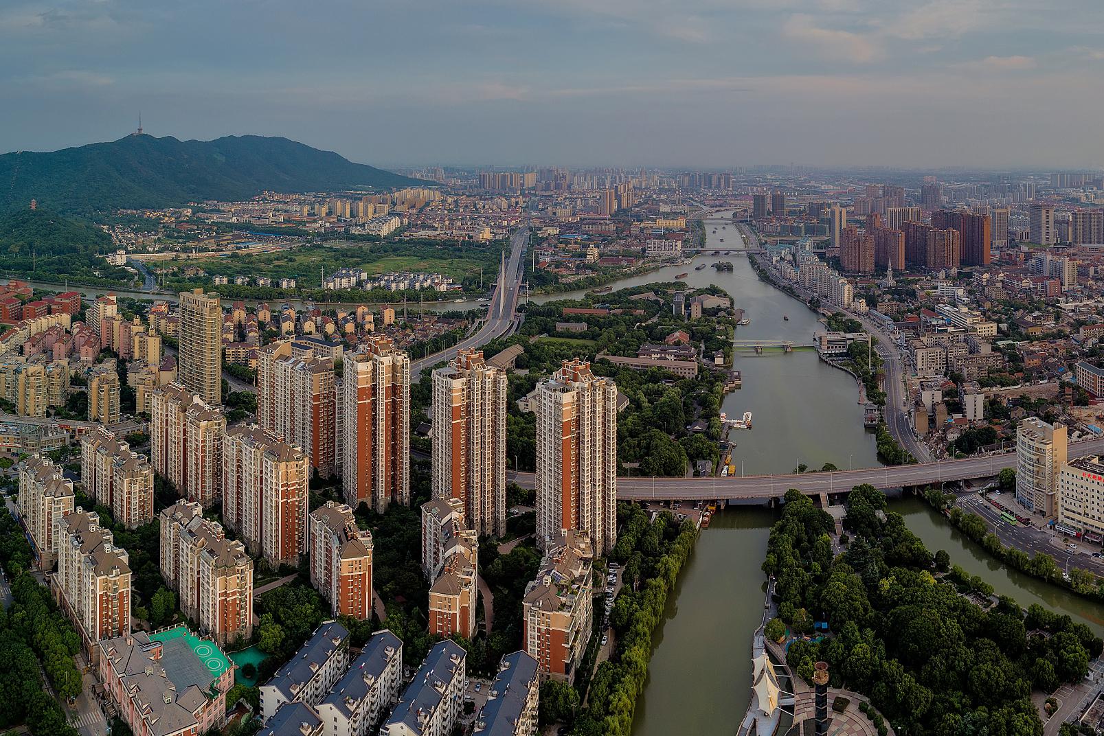 廉江:自然美景和人文魅力的城市 廉江位于广东省的西南部,是一座充满