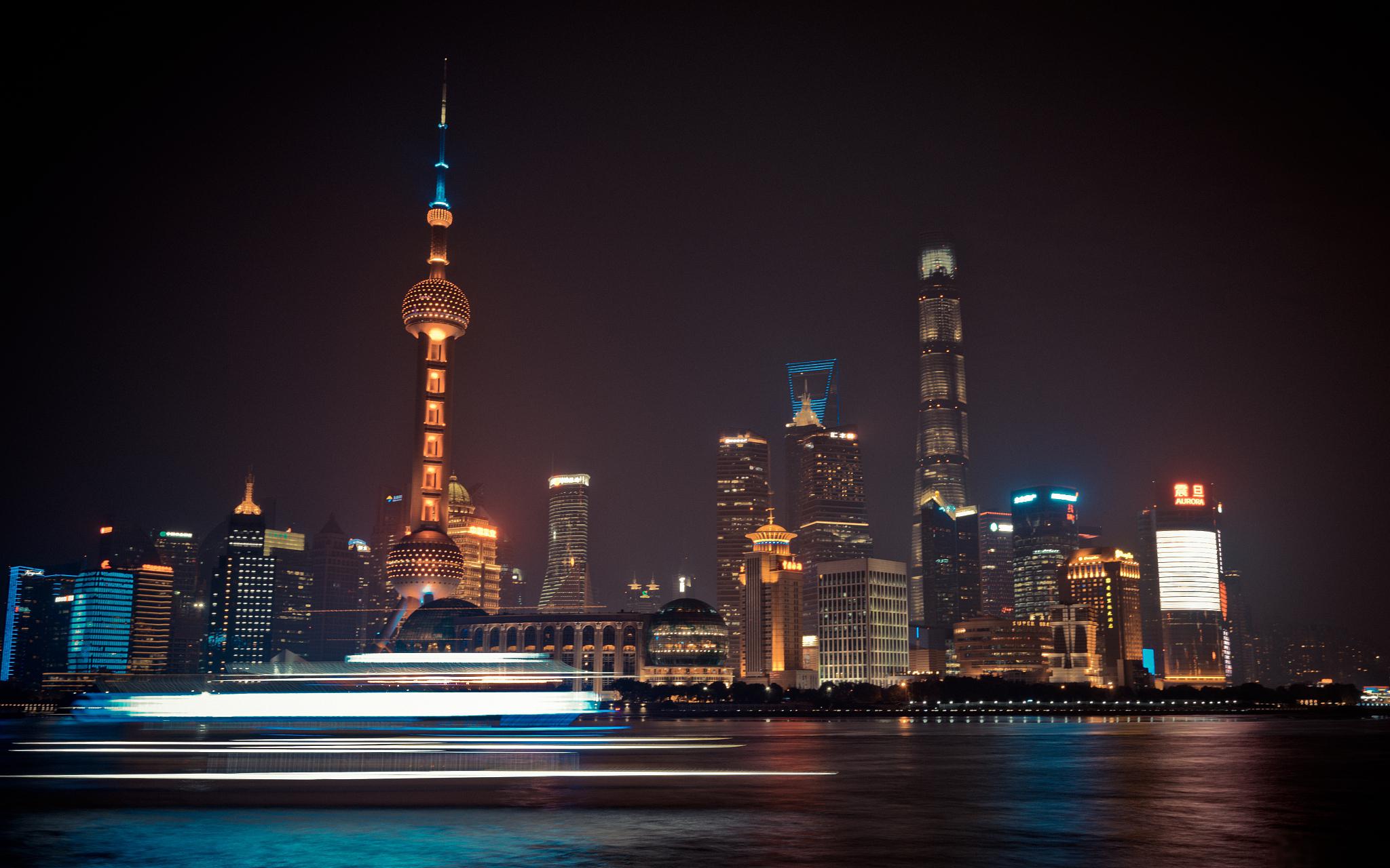 东方明珠:上海的璀璨明珠 东方明珠是上海的标志性建筑,位于浦东新区